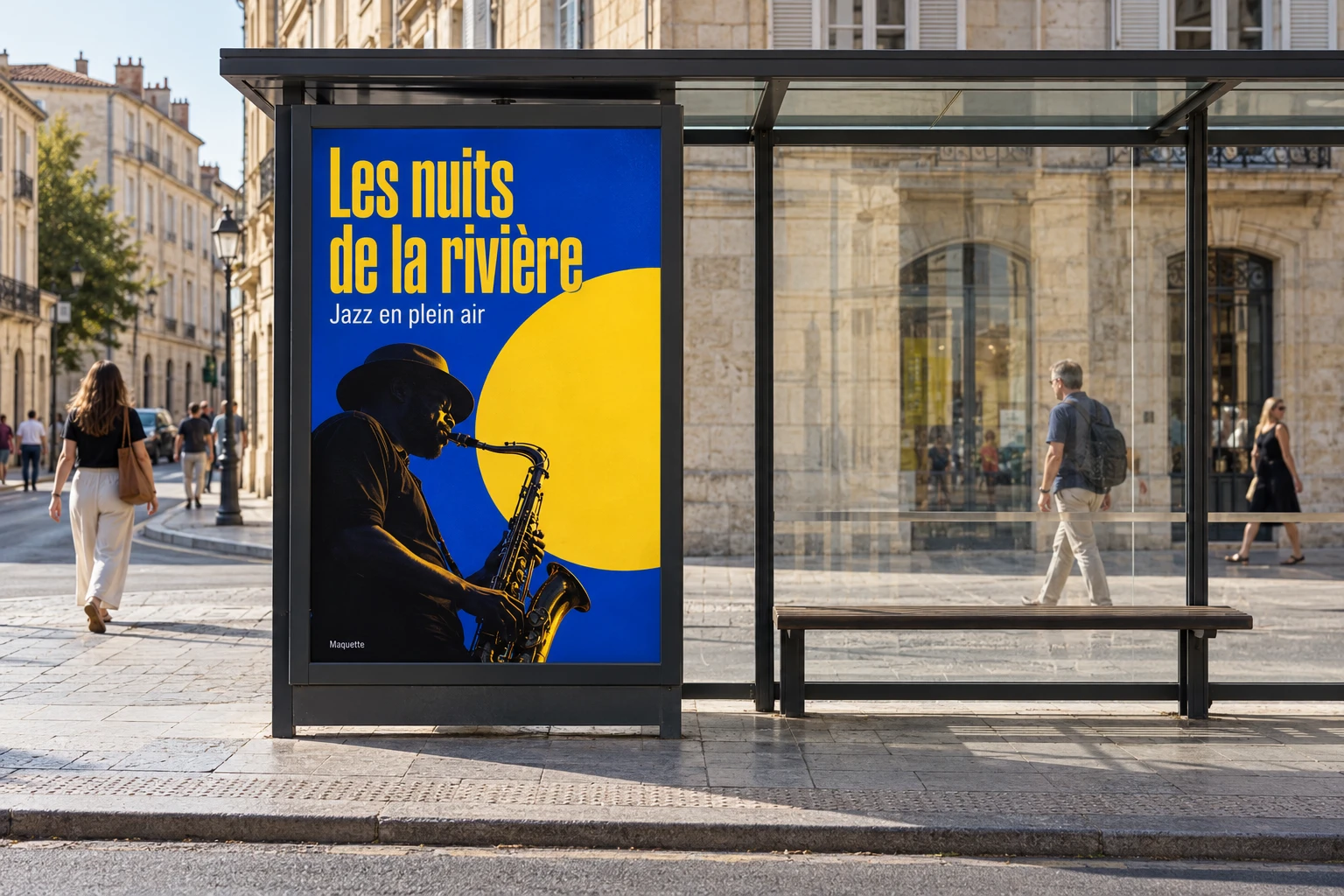 Maquette d’un abri voyageurs avec une affiche de jazz bleu et jaune