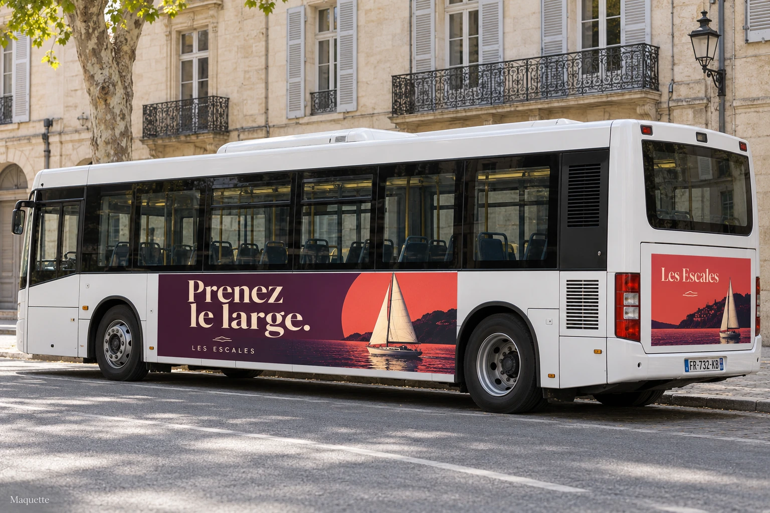 Maquette d’un bus Les Escales, avec une annonce prune et corail sur le flanc gauche et une annonce arrière